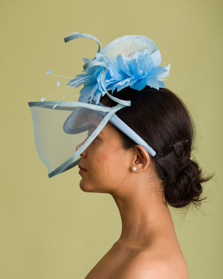feather fascinator for your outfit 